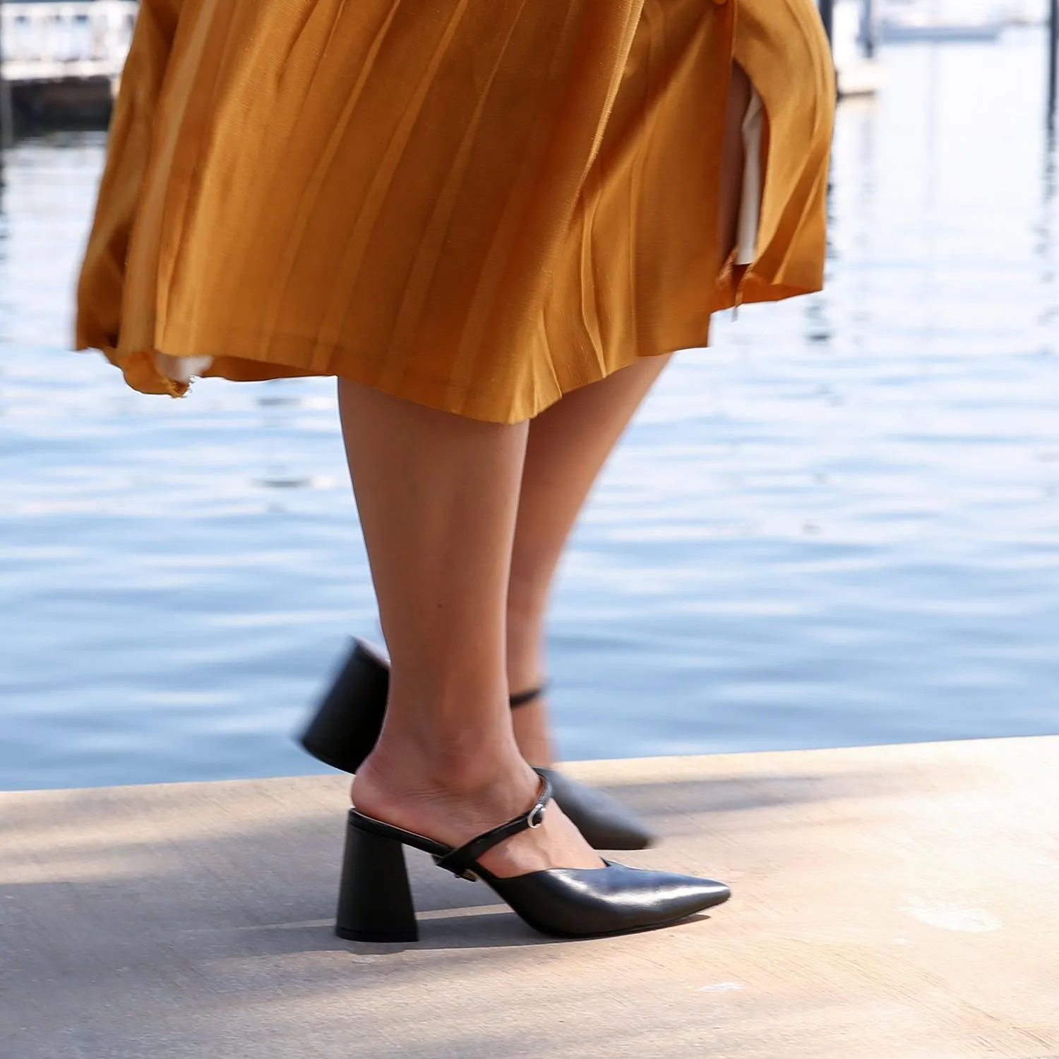 Black V Mule   Twiggy Strap