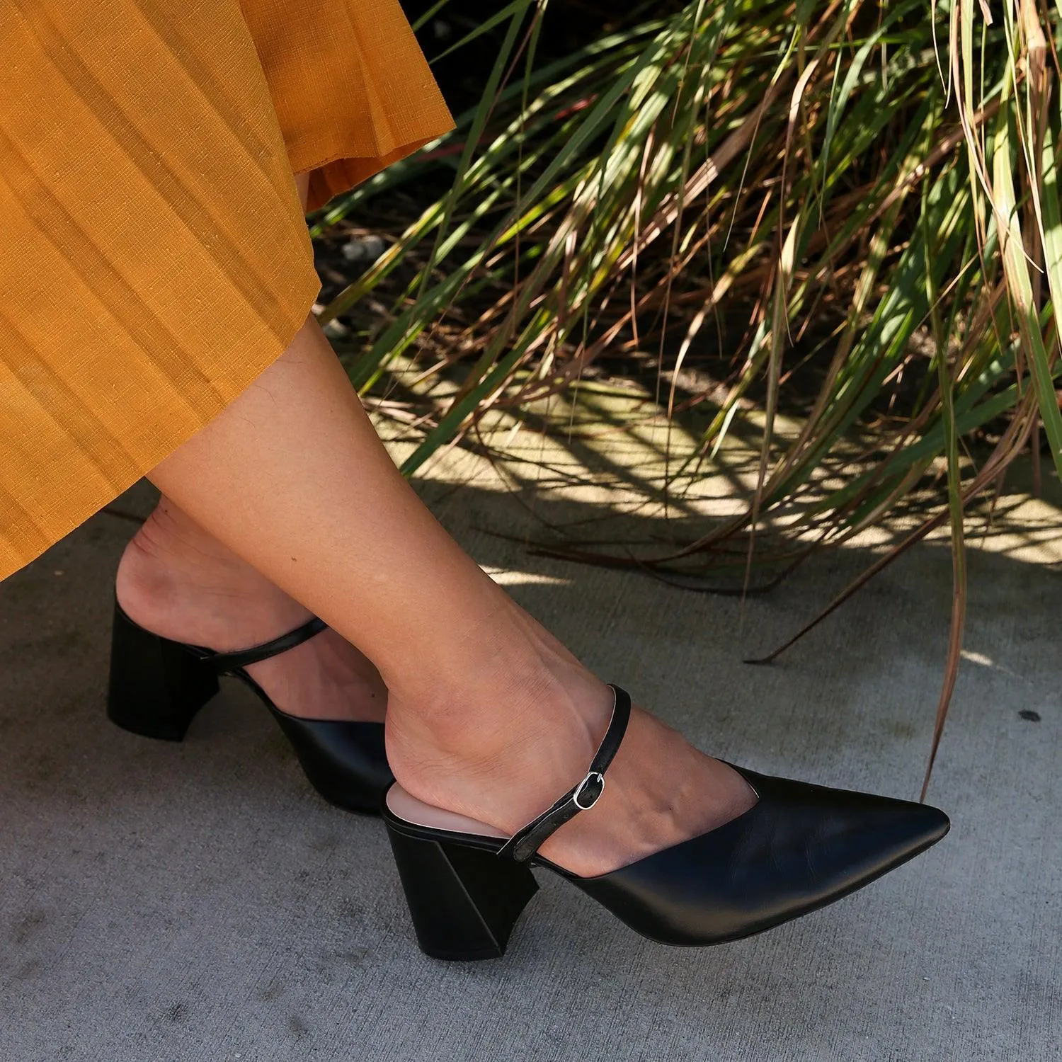 Black V Mule   Twiggy Strap