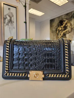 BLACK VEGAN LEATHER HANDBAG WITH GOLD CHAIN AND A WALLET