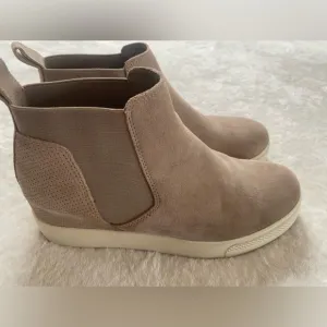 Dolce Vita Wedges Size 10 Color Tan