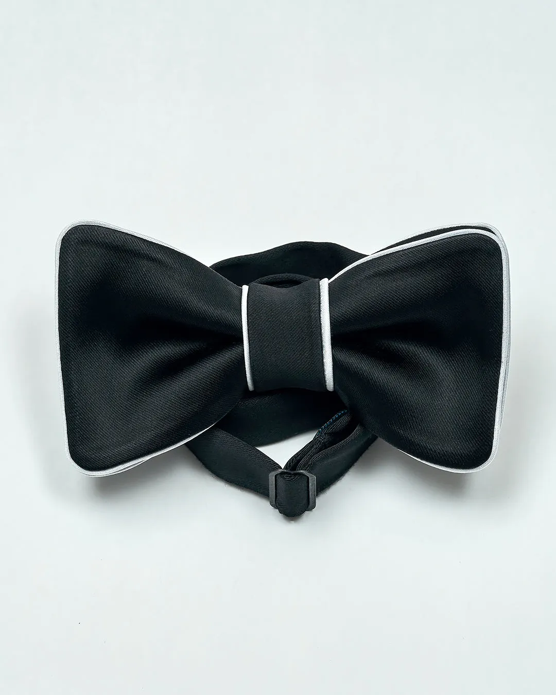 GATSBY 100% Silk Exclusive Bow Tie in Black White
