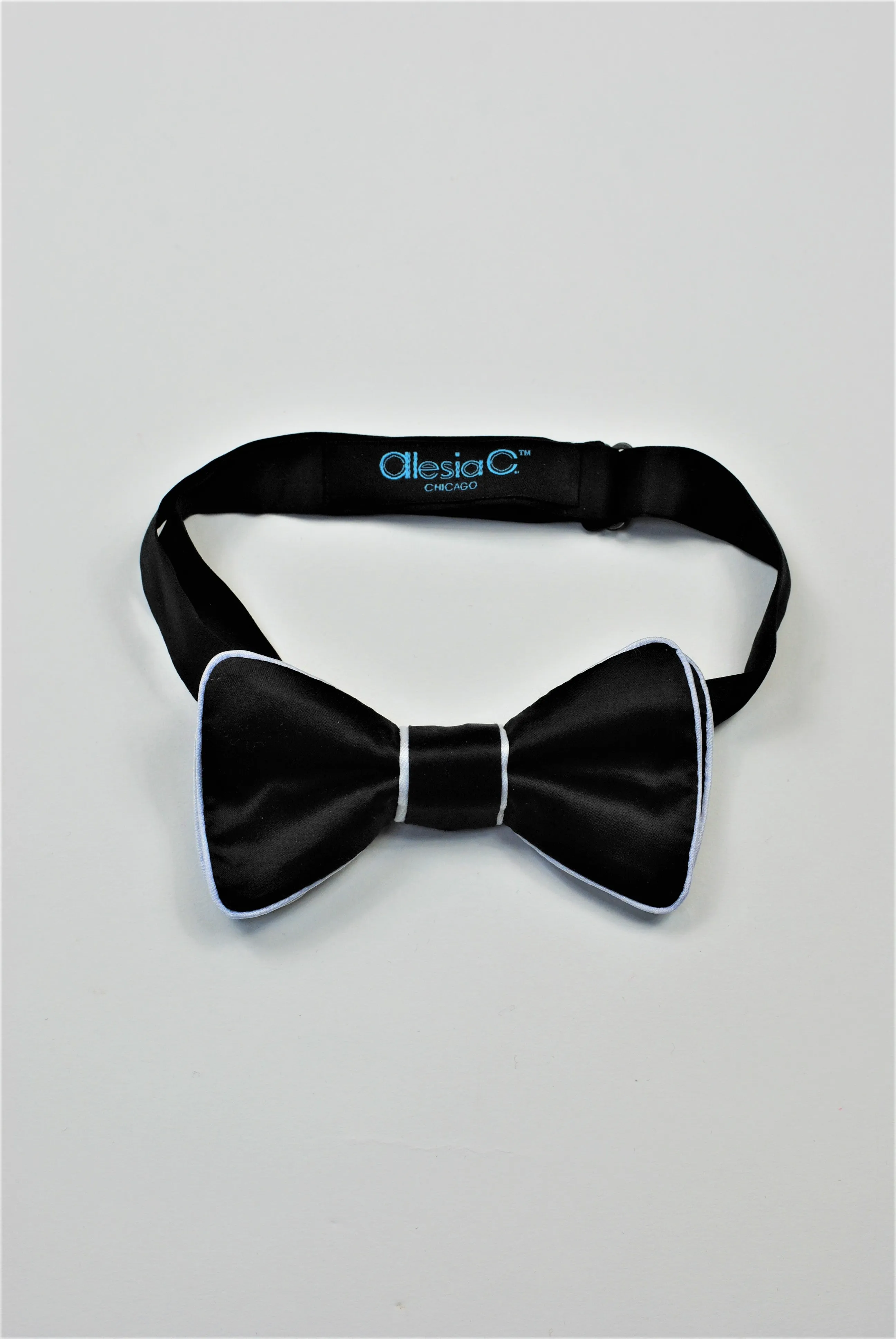 GATSBY 100% Silk Exclusive Bow Tie in Black White