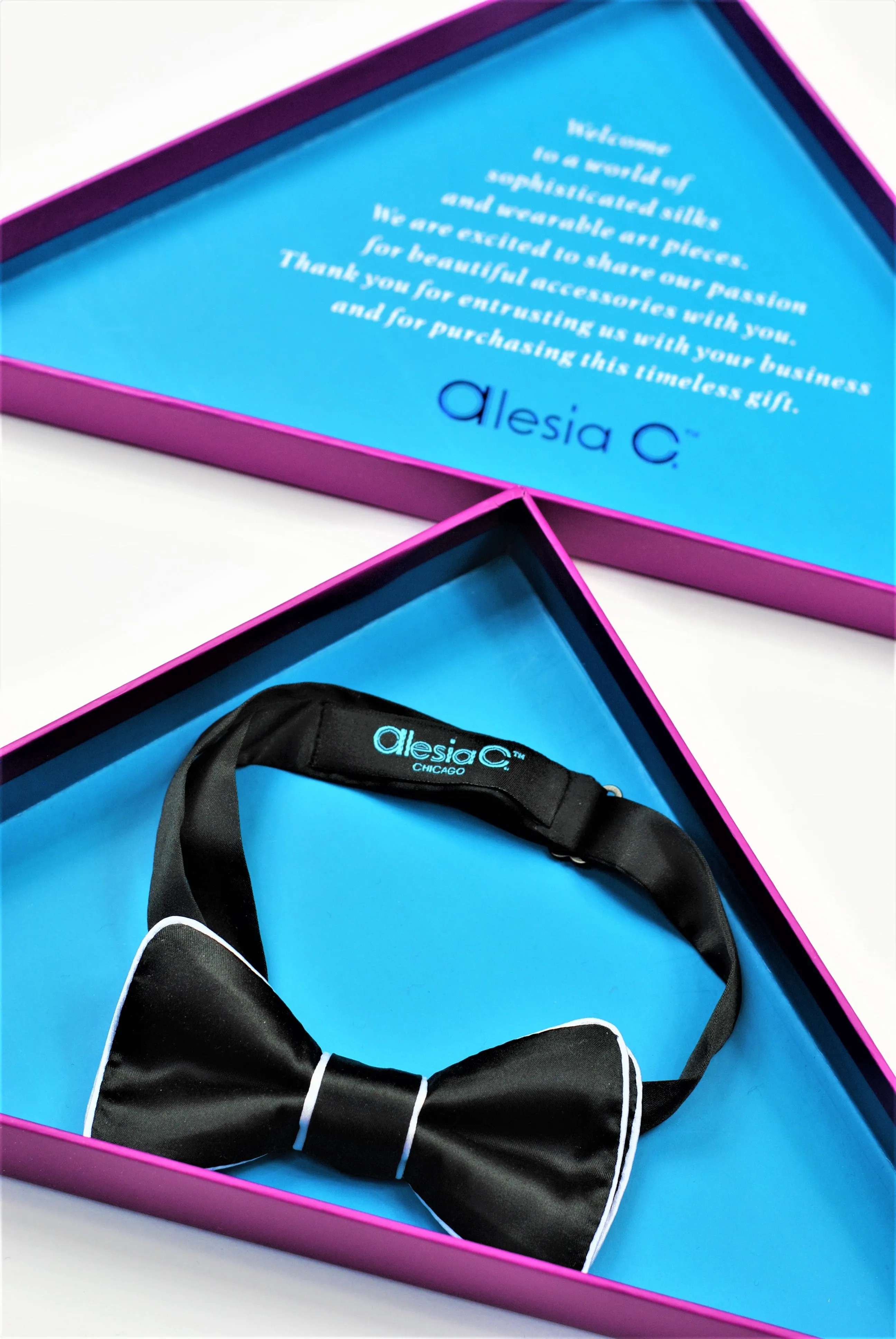 GATSBY 100% Silk Exclusive Bow Tie in Black White