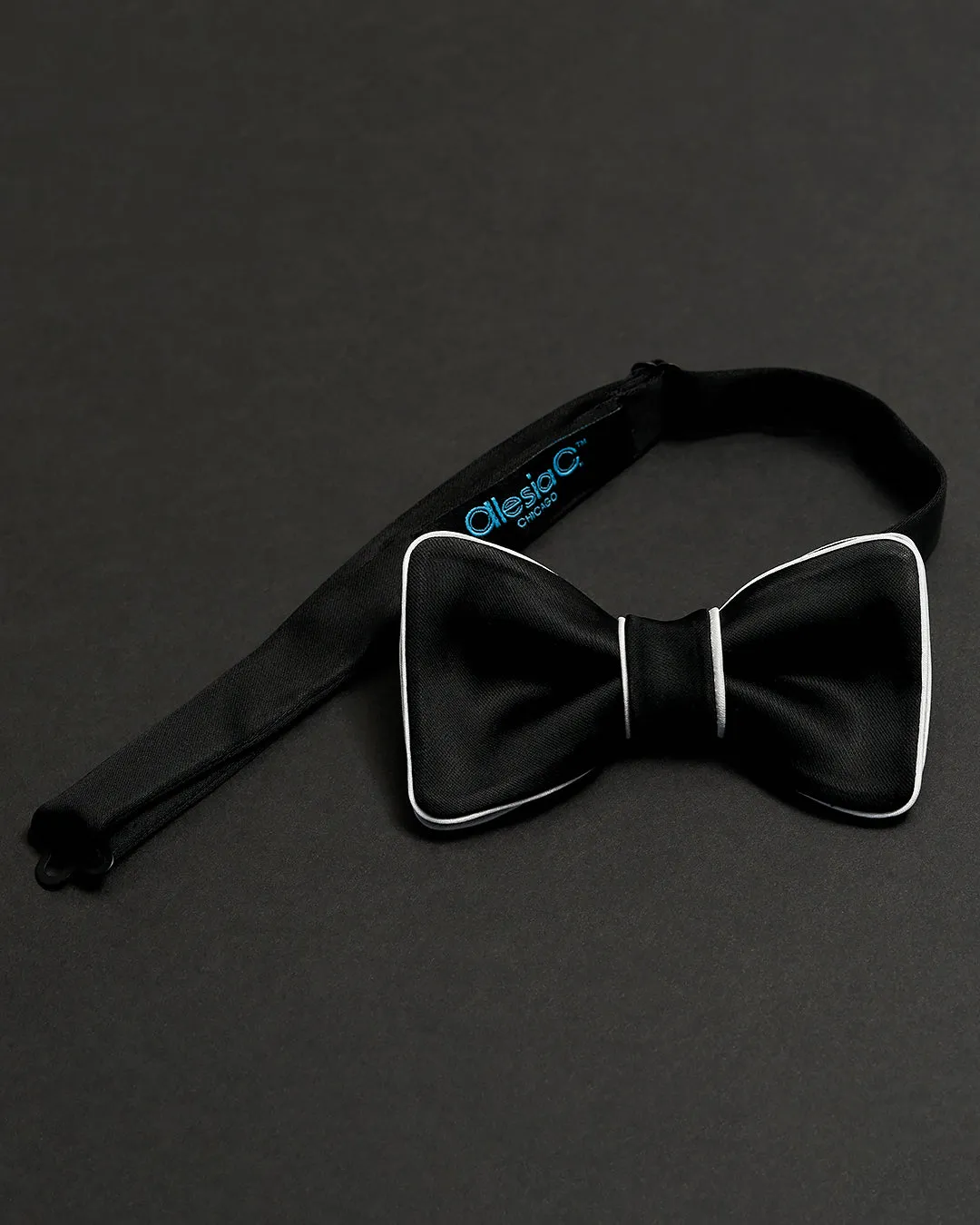 GATSBY 100% Silk Exclusive Bow Tie in Black White