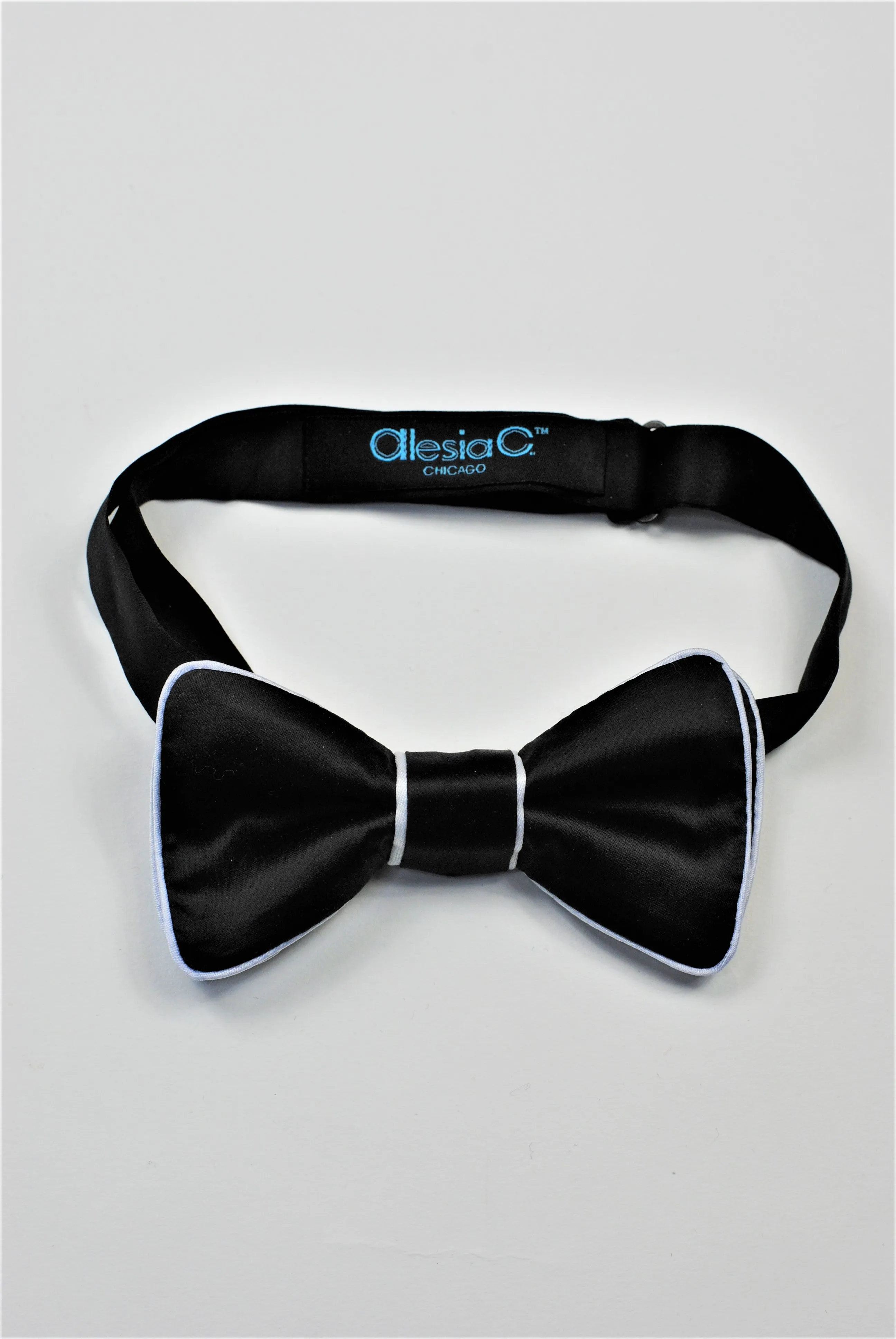 GATSBY 100% Silk Exclusive Bow Tie in Black White