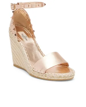 Rockstud Metallic Wedge Espadrille Sandals In Rame